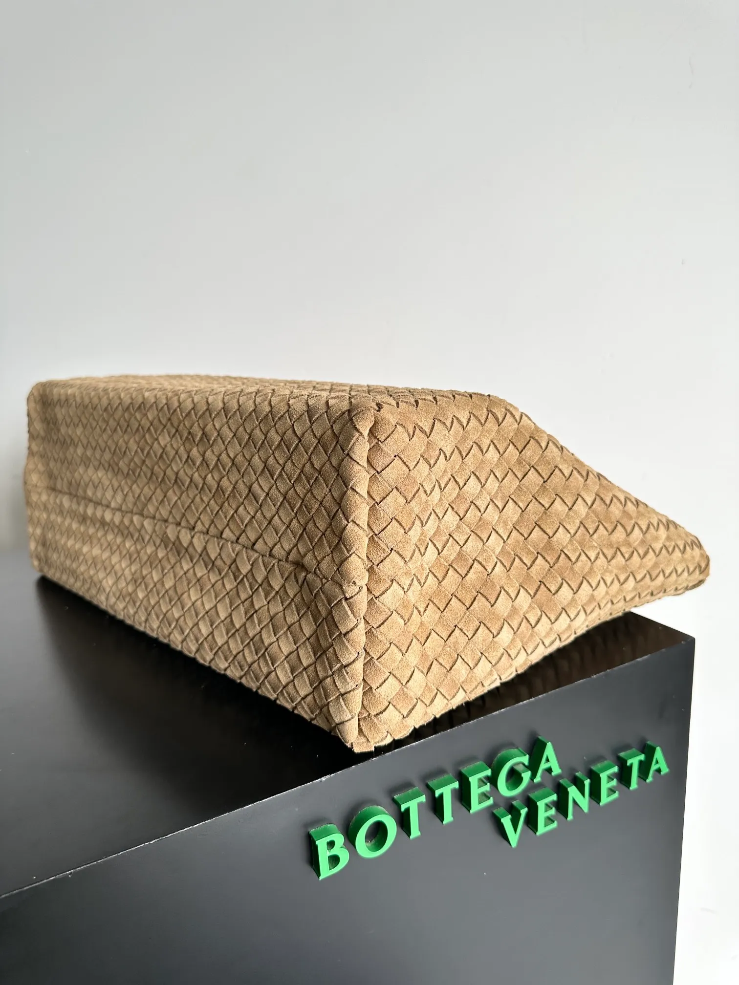 Batch 2860 Classic returns... (large size 51cm) • Cabat, born in 2001, is one of the most iconic styles of the Bottega Veneta workshop. The whole bag is made of top-grade imported lambskin. There is no exposed logo on the whole bag, but with the classic wide woven elements, you can tell who it belongs to at a glance! Can be carried on one shoulder, very practical! Style number: 608811 Size: 51*18*28